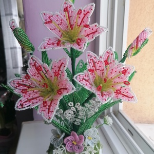 Gyöngyből készült liliom, Otthon & Életmód, Virágdekoráció, Virágdíszek, Asztali virágdísz, Gyöngyfűzés, gyöngyhímzés, MESKA