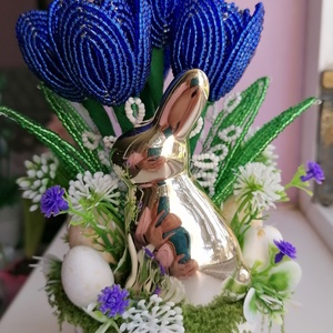 Gyöngyből készült tulipán nyuszival  - Meska.hu