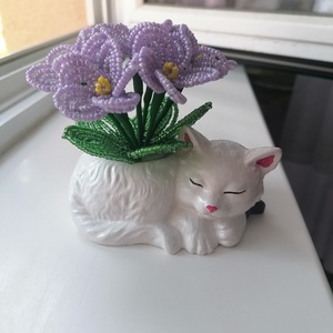 Cica fokföldi ibolyával - otthon & életmód - virágdekoráció - virágdíszek - asztali virágdísz - Meska.hu