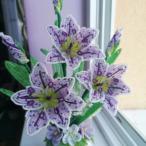 Gyöngyből készült liliom, Otthon & Életmód, Virágdekoráció, Virágdíszek, Asztali virágdísz, Gyöngyfűzés, gyöngyhímzés, MESKA