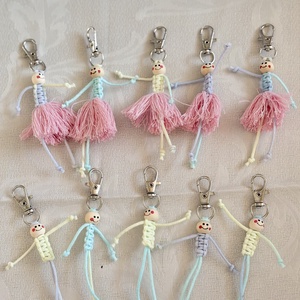 Pillekönnyű Balerinák � Kézzel csomózott kulcstartók és táskadíszek - Meska.hu