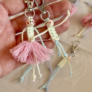 Pillekönnyű Balerinák � Kézzel csomózott kulcstartók és táskadíszek - táska & tok - kulcstartó & táskadísz - kulcstartó - Meska.hu