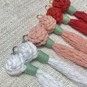 Virágzó Kedvesség � Makramé virág és rózsa kulcstartó / táskadísz többféle színben - táska & tok - kulcstartó & táskadísz - kulcstartó - Meska.hu