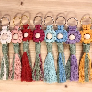 Virágzó Kedvesség � Makramé virág és rózsa kulcstartó / táskadísz többféle színben - táska & tok - kulcstartó & táskadísz - kulcstartó - Meska.hu