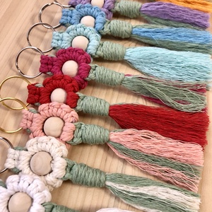 Virágzó Kedvesség � Makramé virág és rózsa kulcstartó / táskadísz többféle színben - Meska.hu