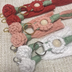 Virágzó Kedvesség � Makramé virág és rózsa kulcstartó / táskadísz többféle színben - táska & tok - kulcstartó & táskadísz - kulcstartó - Meska.hu