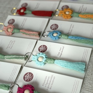 Virágzó Kedvesség � Makramé virág kulcstartó / táskadísz többféle színben CSOMAGOLVA! - táska & tok - kulcstartó & táskadísz - kulcstartó - Meska.hu