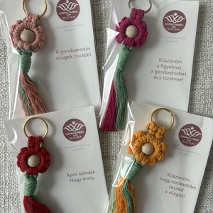 Virágzó Kedvesség � Makramé virág kulcstartó / táskadísz többféle színben CSOMAGOLVA! - táska & tok - kulcstartó & táskadísz - kulcstartó - Meska.hu