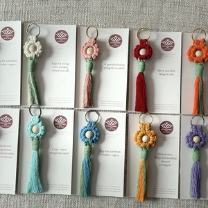 Virágzó Kedvesség � Makramé virág kulcstartó / táskadísz többféle színben CSOMAGOLVA!, Táska & Tok, Kulcstartó & Táskadísz, Kulcstartó, Csomózás, MESKA
