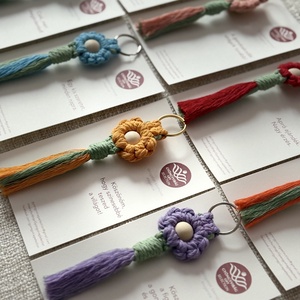 Virágzó Kedvesség � Makramé virág kulcstartó / táskadísz többféle színben CSOMAGOLVA! - táska & tok - kulcstartó & táskadísz - kulcstartó - Meska.hu