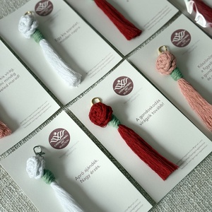 Virágzó Kedvesség � Makramé rózsabimbó kulcstartó / táskadísz többféle színben CSOMAGOLVA! - táska & tok - kulcstartó & táskadísz - kulcstartó - Meska.hu