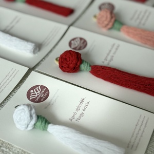 Virágzó Kedvesség � Makramé rózsabimbó kulcstartó / táskadísz többféle színben CSOMAGOLVA!, Táska & Tok, Kulcstartó & Táskadísz, Kulcstartó, Csomózás, MESKA