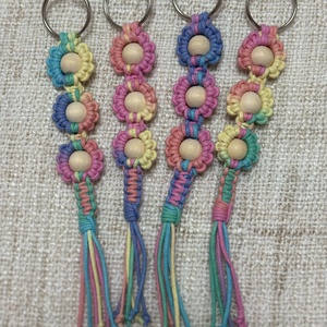 Színpompás Trió � Kézzel csomózott kulcstartók és táskadíszek CSOMAGOLVA IS! - táska & tok - kulcstartó & táskadísz - kulcstartó - Meska.hu