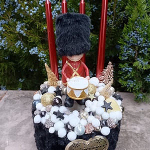 Huszáros adventi dísz, Otthon & Életmód, Dekoráció, Ajtó- és ablak dekoráció, Ajtódísz & Kopogtató, Virágkötés, MESKA