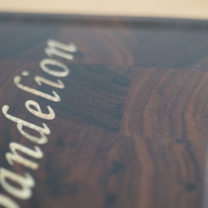 Pitypangot fújó kislány - bütüs vágódeszka valódi fa betéttel - otthon & életmód - konyhafelszerelés, tálalás - sütés, főzés - vágódeszka - Meska.hu