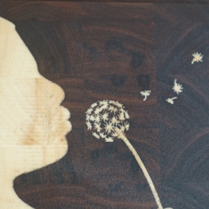 Pitypangot fújó kislány - bütüs vágódeszka valódi fa betéttel - otthon & életmód - konyhafelszerelés, tálalás - sütés, főzés - vágódeszka - Meska.hu