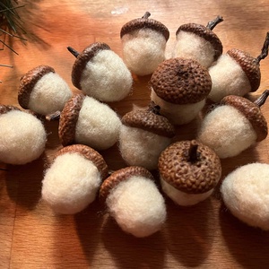 Tűnemezelt makkocskák - karácsony - karácsonyi lakásdekoráció - karácsonyi lakásdíszek - Meska.hu