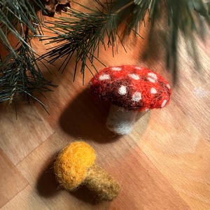Tűnemezelt gombák - karácsony - karácsonyi lakásdekoráció - karácsonyfadíszek - Meska.hu