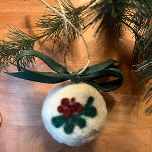 Tűnemezelt karácsonyfagömb - karácsony - karácsonyi lakásdekoráció - karácsonyfadíszek - Meska.hu