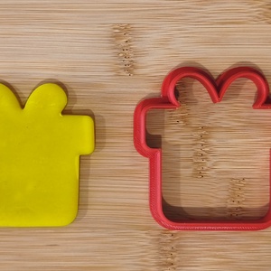Ajandék doboz formájú sütikiszúró  - otthon & életmód - konyhafelszerelés, tálalás - sütés, főzés - sütikiszúró - Meska.hu