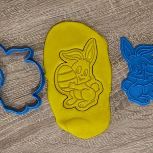 Nyuszi tojással sütikiszúró - ünnepi díszek, dekorációk - húsvéti díszek és dekorációk - húsvéti sütikiszúró - Meska.hu