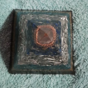 Orgonit piramis Lápisz, Apatit  - otthon & életmód - dekoráció - spiritualitás - orgonit piramis - Meska.hu