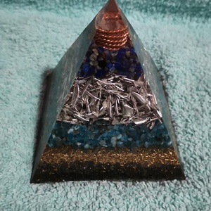 Orgonit piramis Lápisz, Apatit  - otthon & életmód - dekoráció - spiritualitás - orgonit piramis - Meska.hu