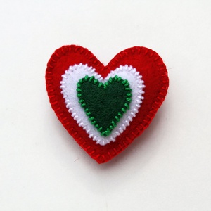 Szív alakú kokárda kitűző - gyapjúfilc, Ékszer, Kitűző és Bross, Varrás, MESKA