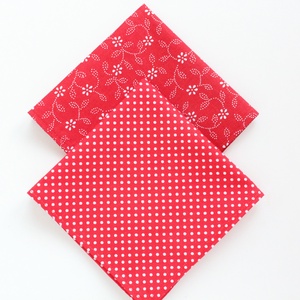 2 db textil szalvéta, 100% pamutvászon - vidám, szerelmes, piros alapon fehér kékfestő és fehér pöttyös mintával - otthon & életmód - konyhafelszerelés, tálalás - konyhai textil - szalvéta - Meska.hu