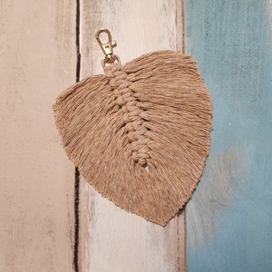 Makramé levél kulcstartó/táskadísz - mogyoró, Táska & Tok, Kulcstartó & Táskadísz, Táskadísz, Csomózás, MESKA