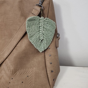 Makramé kulcstartó/táskadísz - világos zöld - táska & tok - kulcstartó & táskadísz - táskadísz - Meska.hu