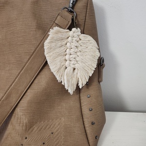 Makramé levél kulcstartó/táskadísz - natúr - táska & tok - kulcstartó & táskadísz - táskadísz - Meska.hu