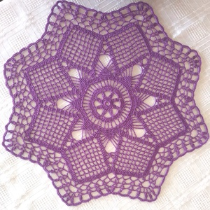 44 cm-es lila horgolt terítő, Otthon & Életmód, Díszterítő polcra, komódra, Abrosz, terítő, Lakástextil, Horgolás, MESKA