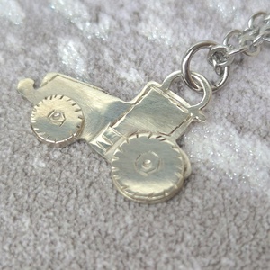 John Deere traktor medál - ékszer - nyaklánc - medál - Meska.hu