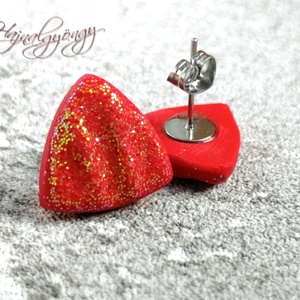 Aranyló piros háromszög fülbevaló - ékszer - fülbevaló - pötty fülbevaló - Meska.hu
