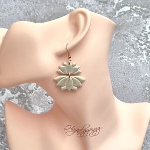 BÉZS LÓTUSZ - fülbevaló, Ékszer, Fülbevaló, Lógó fülbevaló, Ékszerkészítés, Gyurma, MESKA