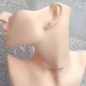 PRECIOSA ekrü gömb nemesacél fülbevaló 6 mm - ékszer - fülbevaló - pötty fülbevaló - Meska.hu