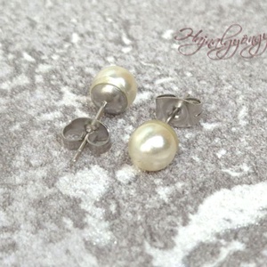 PRECIOSA ekrü gömb nemesacél fülbevaló 6 mm - ékszer - fülbevaló - pötty fülbevaló - Meska.hu