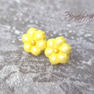 SÁRGA VIRÁG nemesacél fülbevaló , Ékszer, Fülbevaló, Pötty fülbevaló, Ékszerkészítés, Gyurma, MESKA