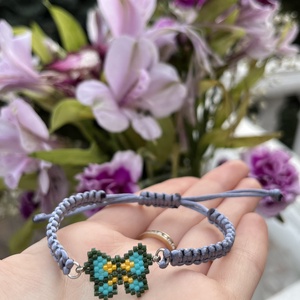 Fonott karkötő sötétzöld- türkiz színű gyöngy pillangóval - ékszer - karkötő - fonott karkötő - Meska.hu