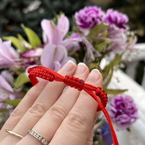 Fonott karkötő világosbarna-piros színű gyöngy pillangóval - ékszer - karkötő - fonott karkötő - Meska.hu