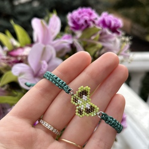 Fonott karkötő világoszöld-bronz színű gyöngy pillangóval - ékszer - karkötő - fonott karkötő - Meska.hu