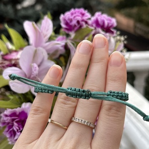 Fonott karkötő világoszöld-bronz színű gyöngy pillangóval - ékszer - karkötő - fonott karkötő - Meska.hu