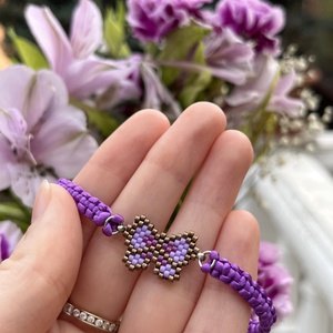 Fonott karkötő bronzszínű-világoslila gyöngy pillangóval, Ékszer, Karkötő, Fonott karkötő, Gyöngyfűzés, gyöngyhímzés, Ékszerkészítés, MESKA