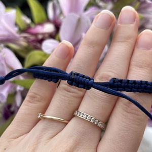 Fonott karkötő sötétkék- világoslila gyöngy pillangóval - ékszer - karkötő - fonott karkötő - Meska.hu