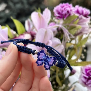 Fonott karkötő sötétkék- világoslila gyöngy pillangóval - ékszer - karkötő - fonott karkötő - Meska.hu
