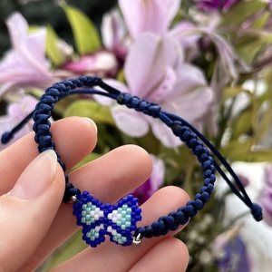 Fonott karkötő sötétkék-világoskék gyöngy pillangóval - ékszer - karkötő - fonott karkötő - Meska.hu