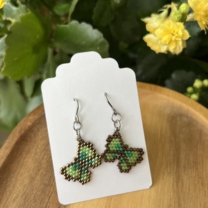 Zöld pillangós gyöngy fülbevaló - ékszer - fülbevaló - lógó fülbevaló - Meska.hu