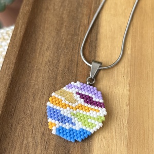 Színes absztrakt medál gyöngyből, Ékszer, Nyaklánc, Medál, Ékszerkészítés, Gyöngyfűzés, gyöngyhímzés, MESKA
