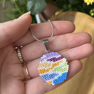 Színes absztrakt medál gyöngyből - ékszer - nyaklánc - medál - Meska.hu